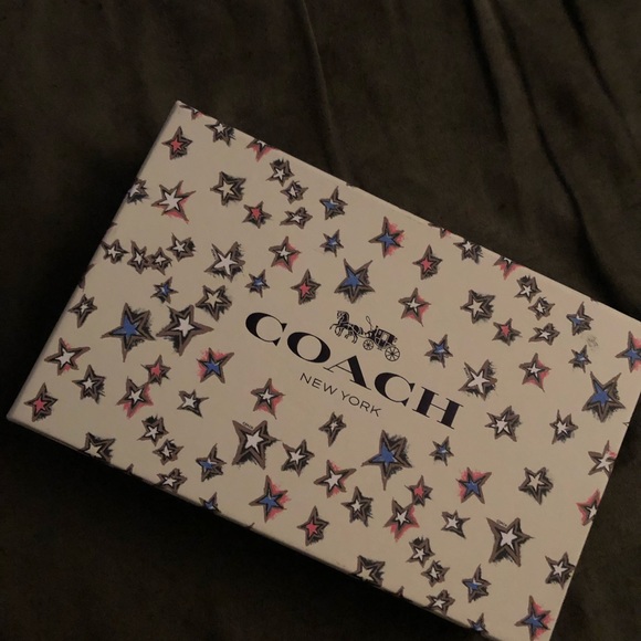 FLASH SALE!! RARE- NWT Coach smooth leather rainbow wristlet!! 🌈 PRICE FIRM - Picture 3 of 3